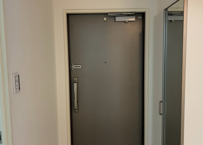 玄関は家の顔でもあり、家族以外の目にも止まる場所です。玄関は外との間を仕切る扉、靴などをしまっておく収納スペース、靴脱ぎのたたきスペース、来客とのやり取りをするドアホンなど複数のアイテムからなります。