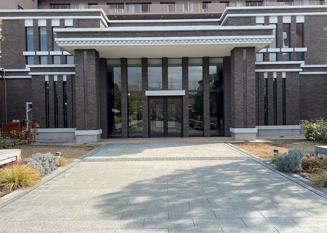マンションのエントランスには、もともと風よけや防犯の役割がありますが、マンションによって宅配ボックスなどの設備が備わっている所もあります。日々の生活をイメージしながら生活しやすさをチェックしましょう。