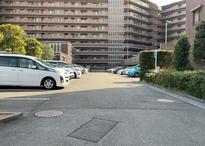 駐車場と明記されていても、最小スペースでつくられた駐車場だと大型車は駐車できなかったり、出入りしにくくなったりする可能性があります。お車のサイズと購入したい物件の駐車場のサイズを現地で確認しましょう。