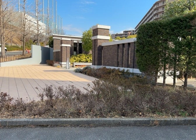 中庭（パティオ）とは、一つの建築物の内部に設けられた、壁などで囲われている庭のことを指します。コの字型、ロの字型が主流ですが、L字型の中庭もあります。最近では、インテリア性の高さからも人気があります。