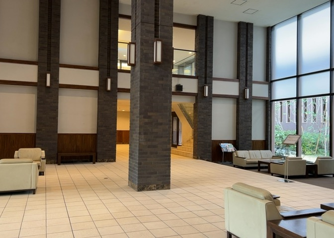 ラウンジは、マンションの共用スペースに椅子やテーブルなどを配置した利用者が寛げる空間です。屋内型ラウンジと屋外型ラウンジがあります。共用部分の管理状況と合わせて、詳細については現地でご確認ください。
