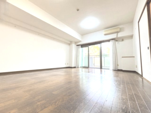 11畳のリビングダイニングです。1階住戸ですが高台になっている為、通行人の目線が気になりません。