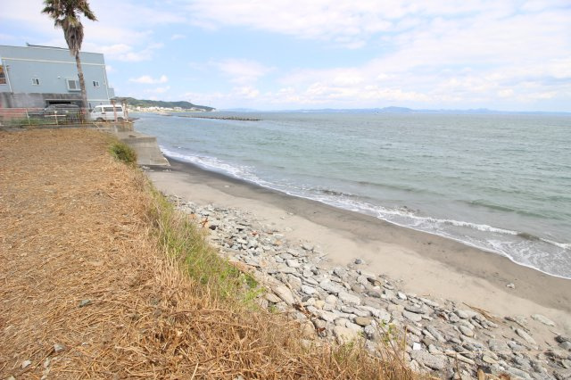 現状更地の状態です。現状渡しとなりますので、雑草の除去、地盤調査・地盤改良工事等が必要な場合は、買主様のご負担となりますので、ご了承ください。