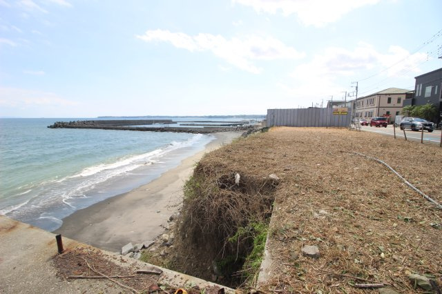 国道134号線沿いの土地。敷地面積約403.24？（約121.98坪）、南東側はすぐ海（金田湾）が広がっています。まさにオーシャンビューの立地です。