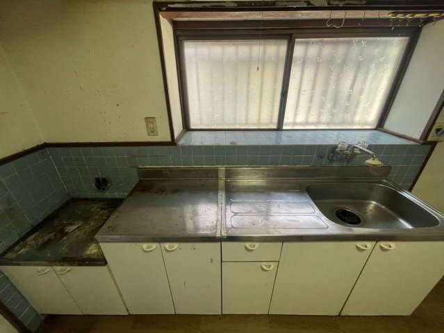 昭和レトロな雰囲気を感じるタイル張りのキッチン。シンクと調理台はステンレス製で、お掃除もしやすい構造です。上下収納付きで道具類の整理にも困りません。設備を一新して、さらに使いやすくリフォームしても。