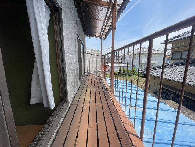 屋根付きで雨天時も安心な木製バルコニー。陽当たりがよく、洗濯物がしっかり乾く環境です。幅もあり、ガーデニングやちょっと作業場としても活用可能。床板のメンテナンスなどで、さらに快適に使えるスペースに。