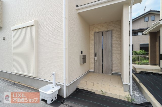 【エントランス】現地完成写真。ゆったりとした玄関。奥行きのあるポーチで雨の日も安心です。