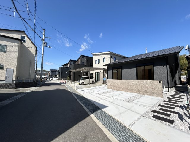 前面道路は交通量も少なく、駐車が苦手な方にも◎