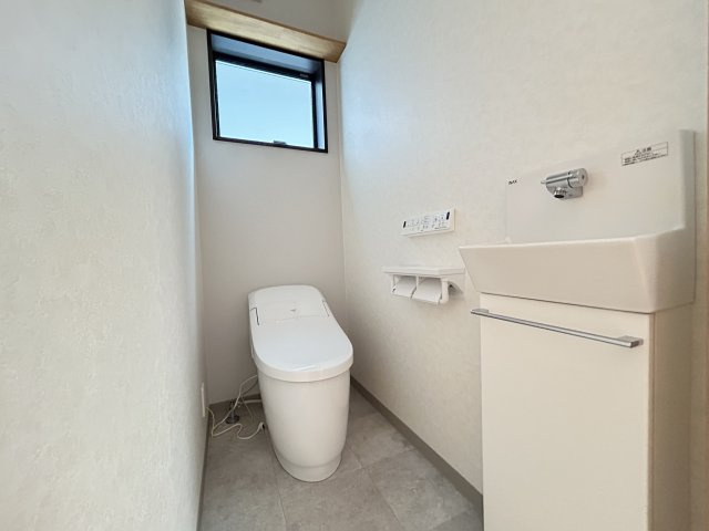 タンクレストイレでスッキリとした印象♪