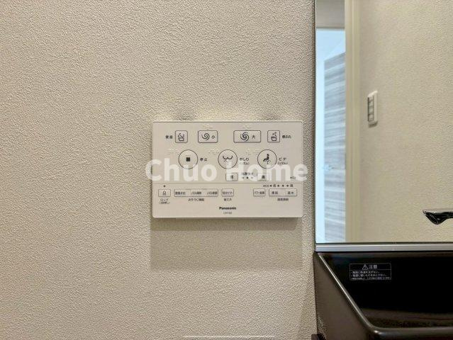 【ウォシュレット】清潔に使いたいお手洗いには最適な設備です。もちろんウォームレットも標準装備です。