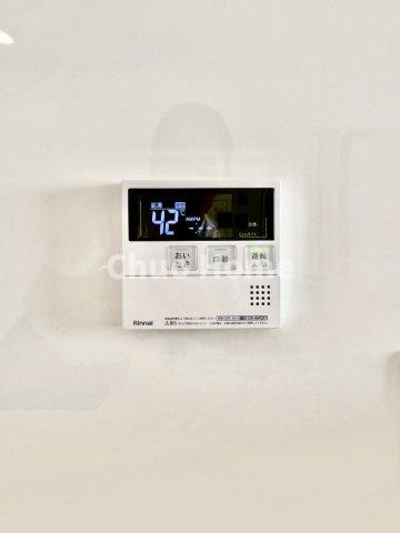 【給湯リモコン】外での一日を忘れさせてくれるオートバス機能でお好みの湯量・温度に調整された浴槽。