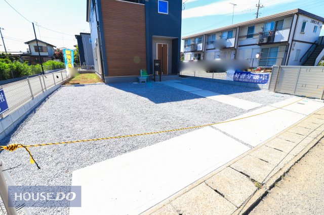 【駐車スペース】広々カースペースを確保しました！来客用としても重宝しますね。家族の出かける時間が異なっても安心です。