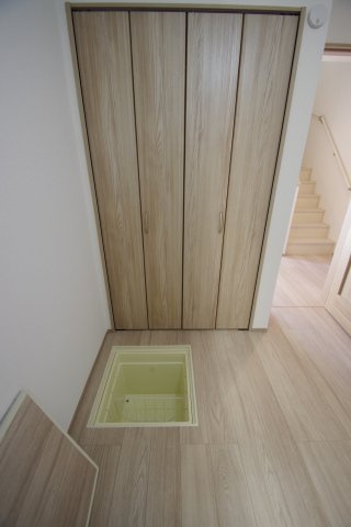 納戸内の床下収納とクローゼット