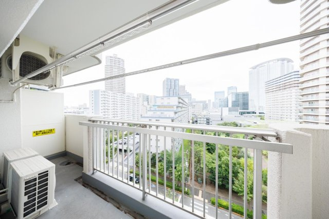 南東向きにつき日当たり良好です。洗濯や気分転換にも使いやすいバルコニーです。
