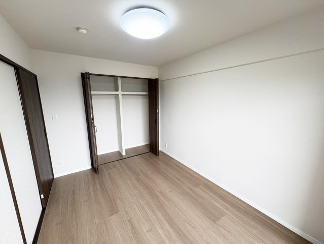 南東側洋室（6.0帖）です。
