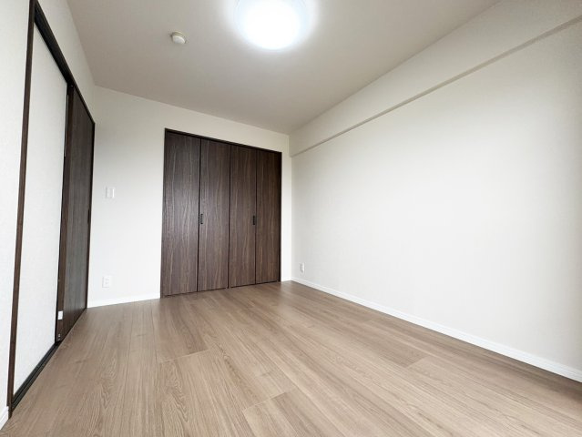 南東側洋室（6.0帖）です。