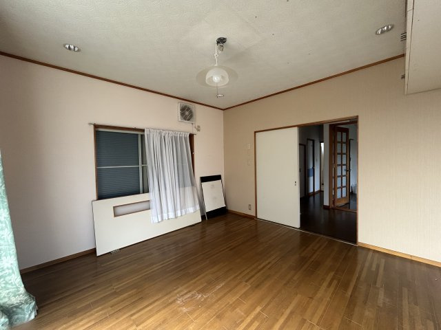 2面採光の明るい洋室。メインの寝室や客間としても使えます。