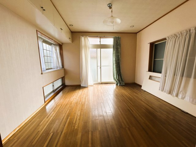 壁一面に収納がありお部屋もすっきり。家具配置もしやすい形。