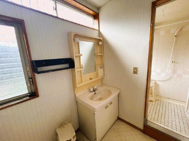 窓付きで明るく換気もスムーズ。朝の支度が心地よい洗面室。