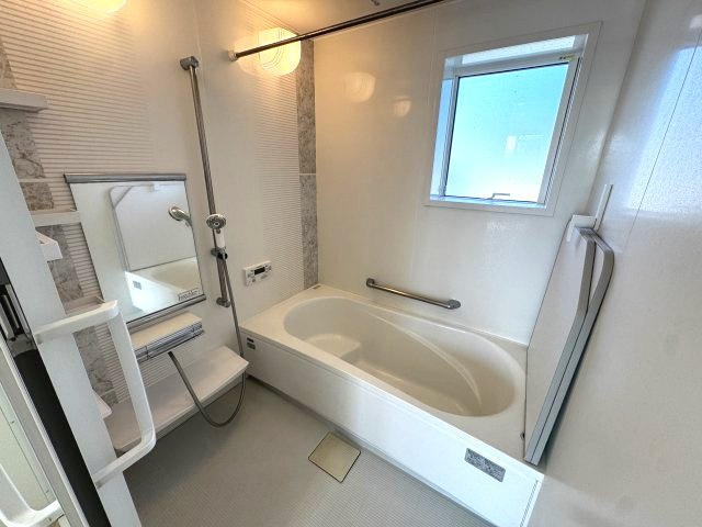 24時間換気システム、浴室暖房乾燥機付きのお風呂です♪