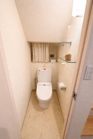 落ち着いた色調のトイレです