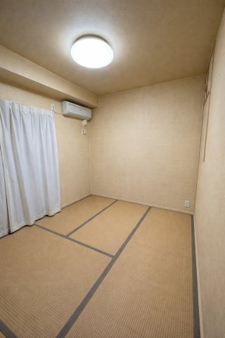 畳の上でゆっくりとくつろげる和室です