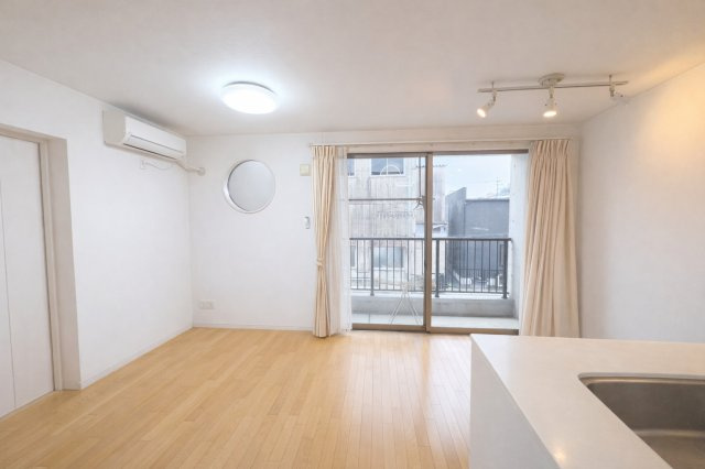 朝から日差しいっぱいの、明るい空間でのびのび過ごせます