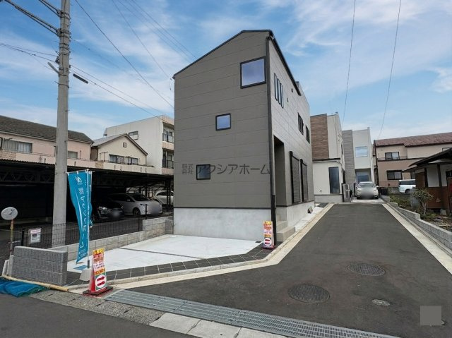 前面道路は車通りが少なく、駐車が苦手な方も安心してゆっくり停めることができます。