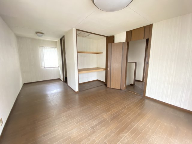 明るい光が差し込む落ち着いた内装の洋室は、便利な納戸スペースが備わっており、衣類や季節用品の収納にも最適です。シンプルで使いやすい間取りは、寝室や書斎、趣味部屋としても幅広く活用できます。