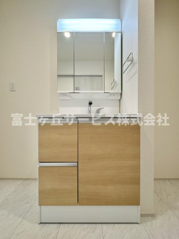 朝の身支度に便利な独立洗面台です