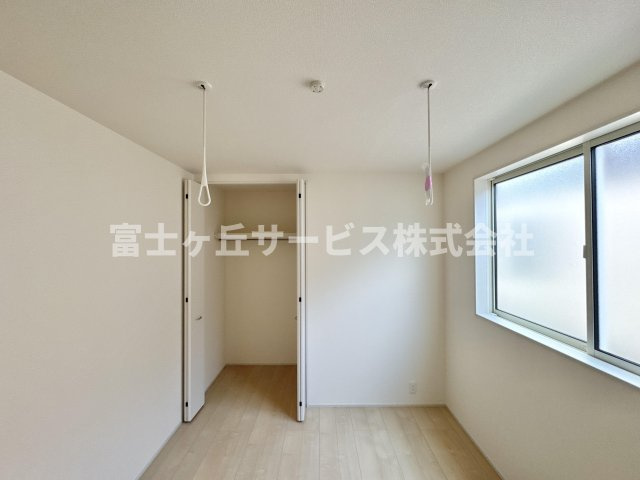吊り下げタイプの室内物干し用ポールがついています