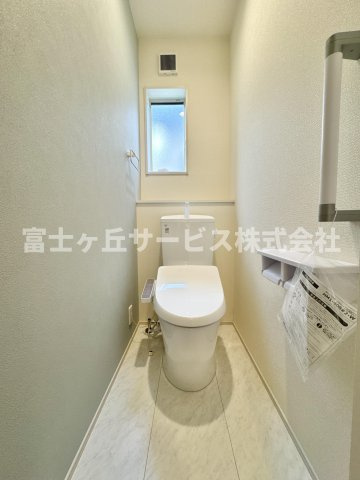 トイレです　同フロアに同タイプのトイレがもう1つあります