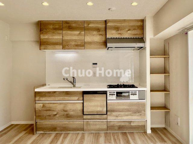 ワイドで収納豊富なシステムキッチン