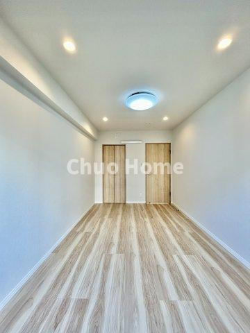 【寝室】心と体をゆったりと安らげる主寝室。寝室のゆとりが大きい分だけ、暮らしの安らぎは深まります。一日の疲れを癒すだけでなく、ご夫婦の親密な語らいを紡ぎ出します