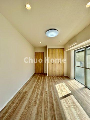 【洋室】快適に過ごす条件は、一人ひとり違います。だからこそ飾り過ぎないシンプルな内装と偏り過ぎないデザインで統一しております。居住していく中でオーナー様だけの【マイホーム】に創り上げて下さい