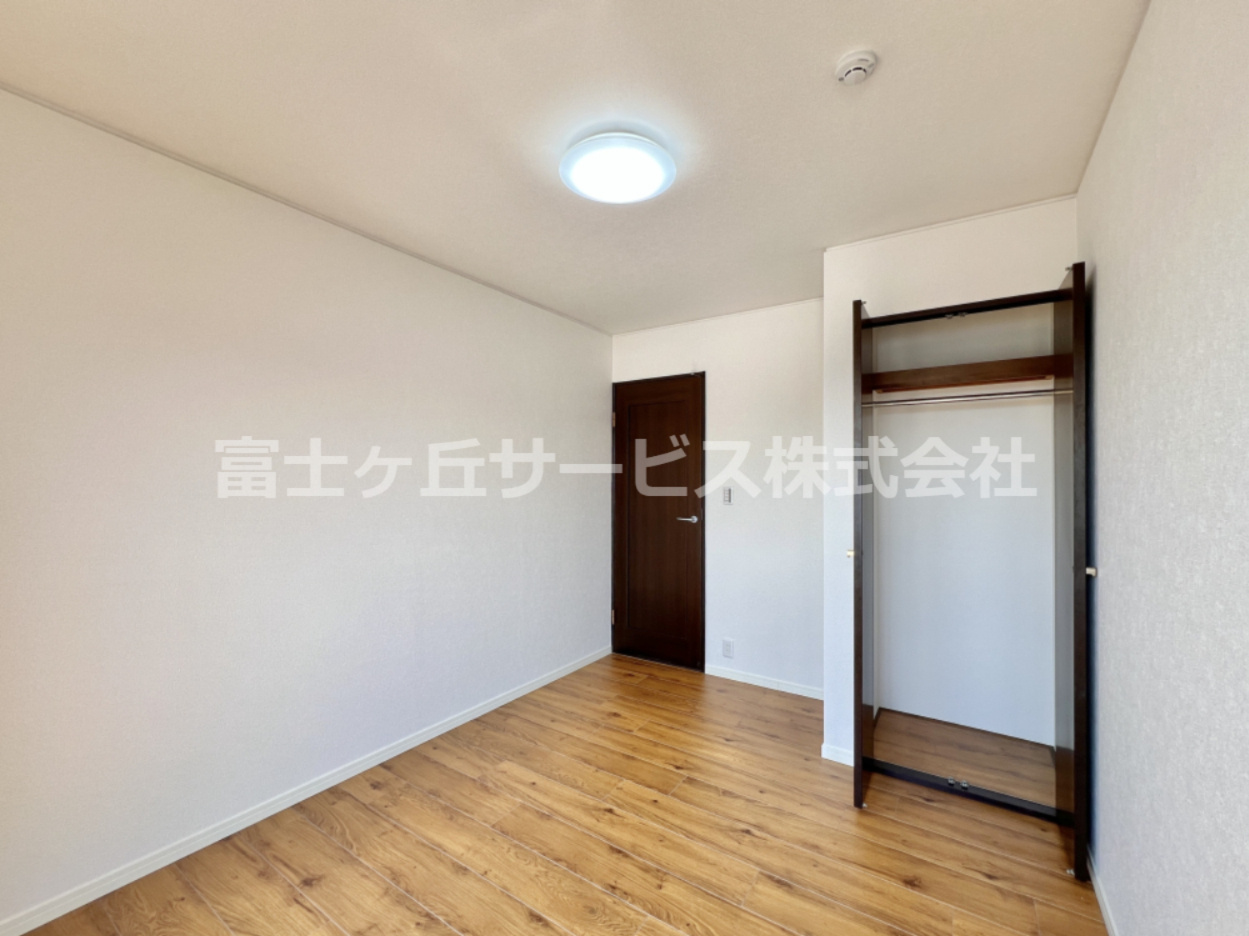 約5.5帖の洋室です