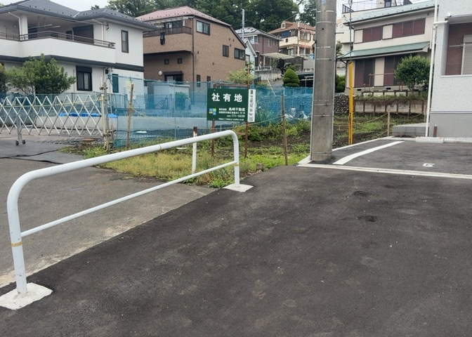 土地の形が極端に長細かったり、狭小地、あるいは道路との高低差がある傾斜地だった場合、後々売ろうとしても買い手がつかない場合もあります。後々、売却することになった時に価値の下がらない土地を選びましょう。