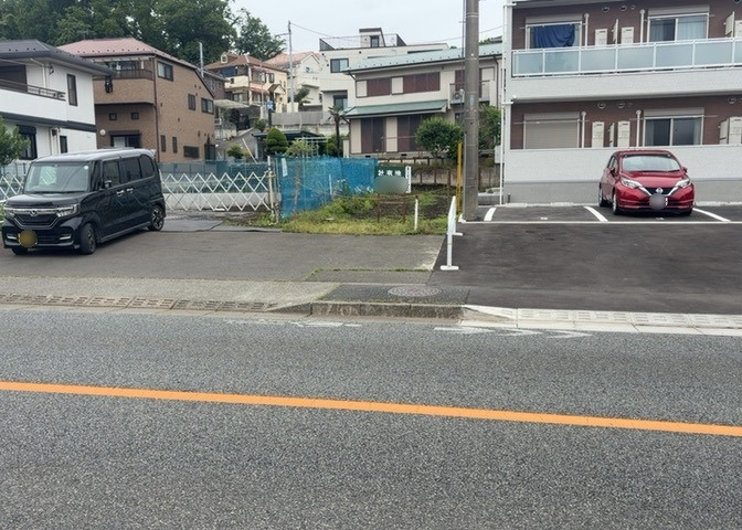 土地の面積＝住宅面積ではありません。建ぺい率の問題などで、土地のある場所によって住宅を建てられる面積は限られています。高さもしかり、「土地」という言葉の中には、建築条件も含まれると考えておきましょう。