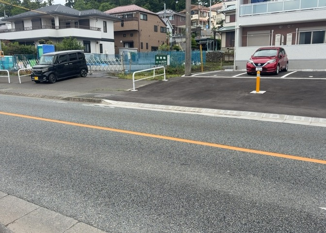 家を建てる場合、方位は要チェックです。現実的に日当たりのよい家ならばリビングは南側、建築基準法でも北側に当たる家への配慮は求められています。土地を見学に行く際は、方位磁針を持って行くようにしましょう。