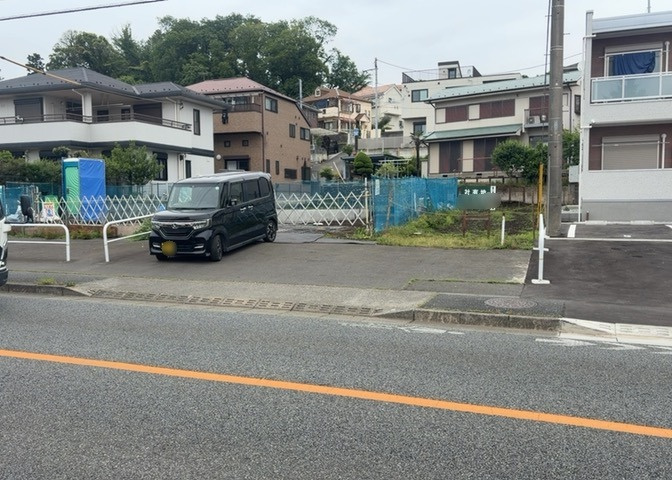 土地の前の道路に消火栓が設置されていることがあります。この場合、道路交通法第45条第1項により、駐車禁止の場所が指定されています。そのため、車庫などの駐車スペースをつくることができない場合があります。