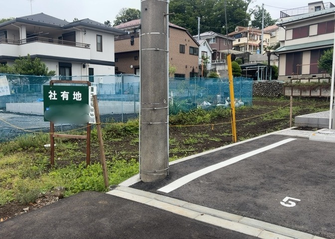 現地に行くなら、物件の周囲の地形がどうなっているかを見ることも大切です。周辺より低くなっている土地では、大雨などで水が集まりやすいため、地盤が弱くなっているということも考えられるため、注意が必要です。