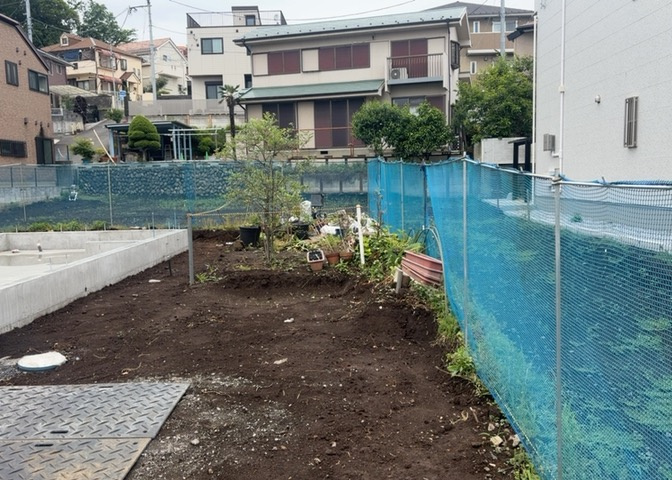 土地購入を検討されている場合、境界杭がない状態で購入してしまうと境界確定測量をする必要があり、費用がかかります。購入の前に、売主、隣土地所有者立ち合いのもと境界を確定し境界杭を設置するのがベストです。