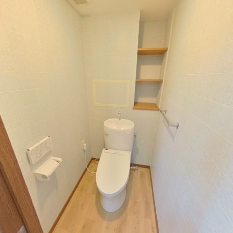 トイレには快適な温水洗浄機能付。　便利な収納棚付きです♪