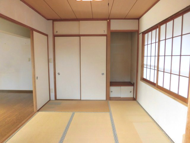 和室があることで落ち着きと癒しの空間が生まれます　引戸を開けると、リビングダイニングと一体になります