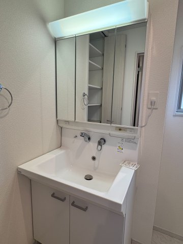 小物の収納に便利な鏡裏収納が付いた、使い勝手の良い洗面化粧台。