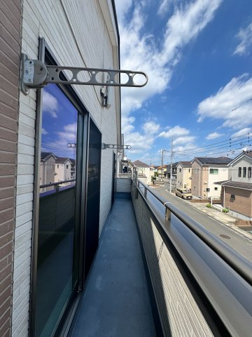 陽当り良好で洗濯物もカラッと乾く、広々としたバルコニーです。