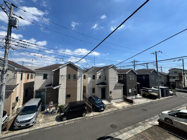 周囲に高い建物がなく、心地よい開放感と遠くまで見渡せる眺望が魅力です。