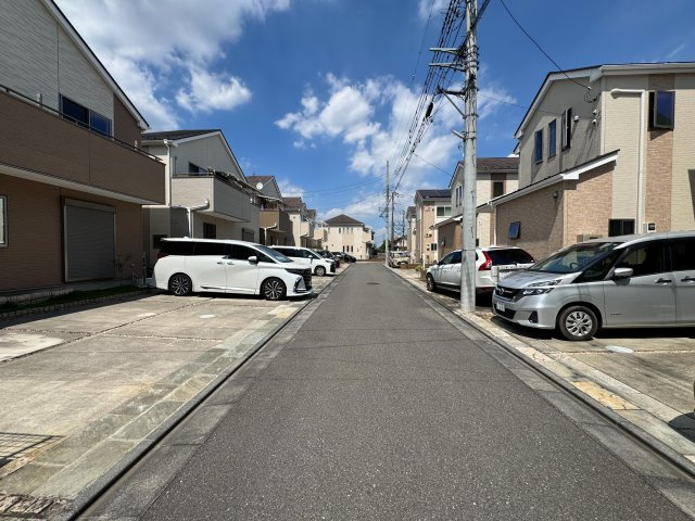 前面道路は交通量が少なく落ち着いており、小さなお子様がいても安心です。