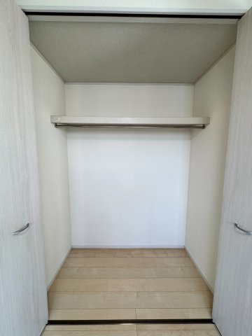 衣類や小物をきれいに整理整頓できる、使い勝手の良いクローゼット。
