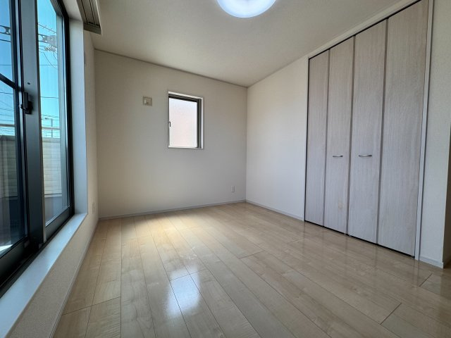 二面採光で明るい光が差し込む、心地よい空間の洋室です。